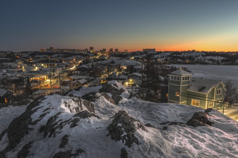 Yellowknife residents flee as wildfire inches closer to city limits